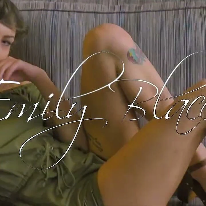 Emily Blacc solo striptiz yapıyor
