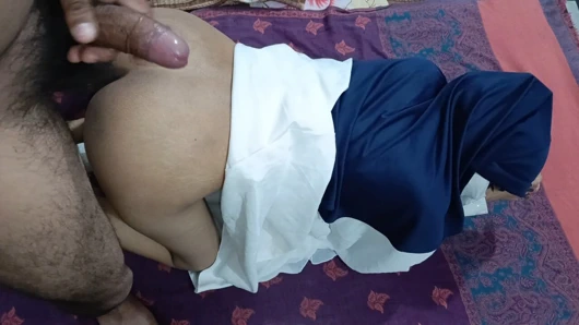 Tesettürlü kız üniversiteden geldiğinde üvey erkek kardeşi tarafından sikiliyor