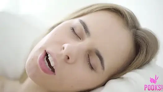 Kabarık meme uçlu genç kız Scarlett B yapay penisiyle orgazm oluyor!