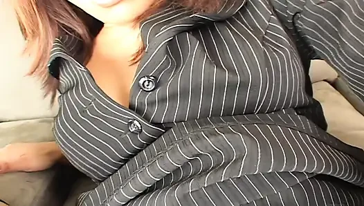 Seksi kız iki yarak deliklerini sikip boşalmak için eğiliyor