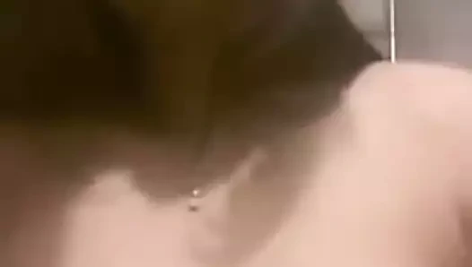 Ateşli kız meme gösterisi