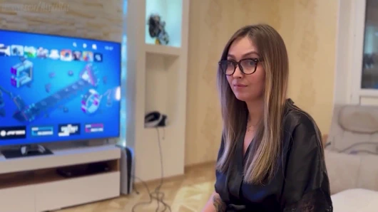 Üvey oğul sanal gerçeklikteyken üvey annesini sikiyor