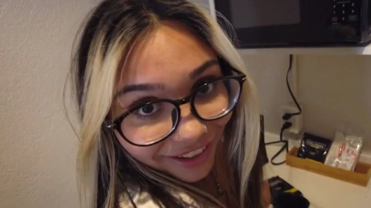 Seksi büyük memeli bebek küçük yarağına elle muamele ve sakso çekiyor