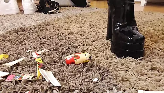 Matryoshka bebeğini eziyor!