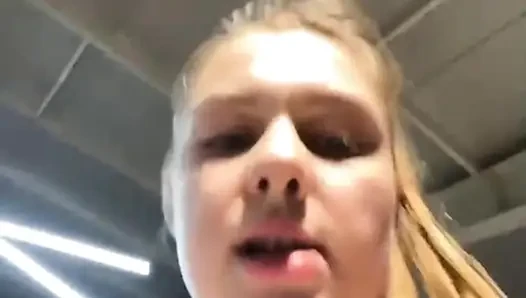 İri güzel seksi kız jucielussie spor salonunda eğitim alıyor