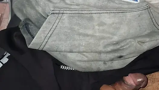Yaramaz evli kadın üvey babamın yarağını tutuyor
