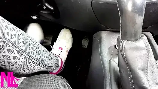 Beyaz spor ayakkabı ve pamuk çorapla pedal pompalama