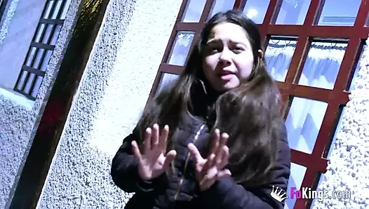 19 yaşındaki bebek aimi Grace'i porno yapmaya ikna ediyor: 40 yaşındaki arkadaşı bunu başarıyor!