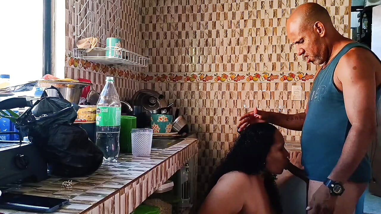 Baldızın götü beni kışkırtıyor ve ona yarağımı veriyorum