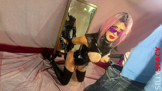 Kadın kılıklı stacy büyük zenci binene kadar gırtlağına kadar emiyor