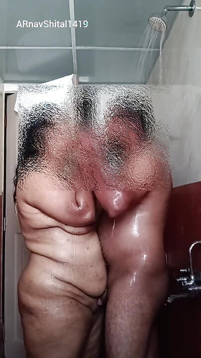 Tombul yengemle ramantik banyo yapıyor