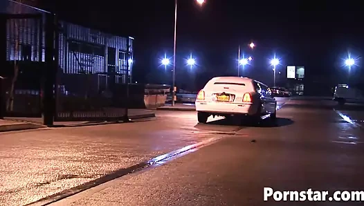 Rita Faltoyano ve Trina Michaels görev sırasında adamlar tarafından sikiliyor