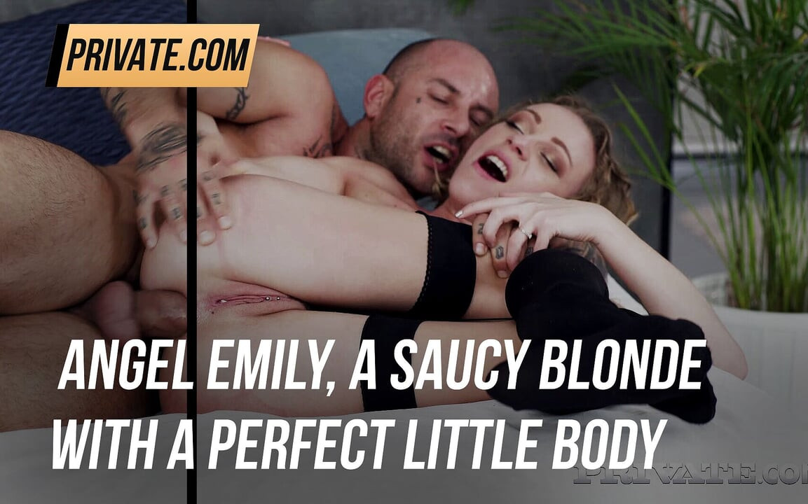 Angel Emily, mükemmel küçük vücutlu ateşli bir sarışın