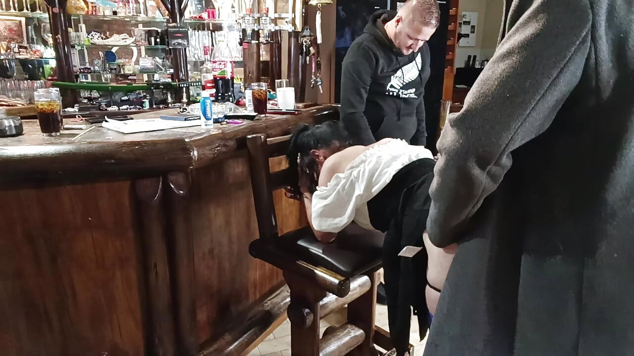 Ben eğilirken iki oda arkadaşım beni grup seks yapıyor