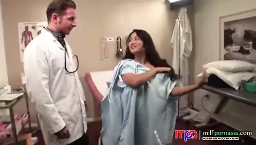 Havalı doktor güzel hastasını sikikleri (bölüm 1).mp4