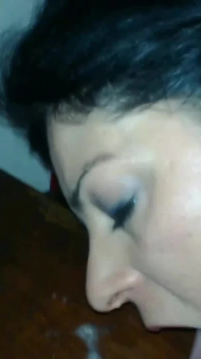 Orta yaşlı seksi kadın sert amcık sikişinin ardından döl yiyor | Klip 1