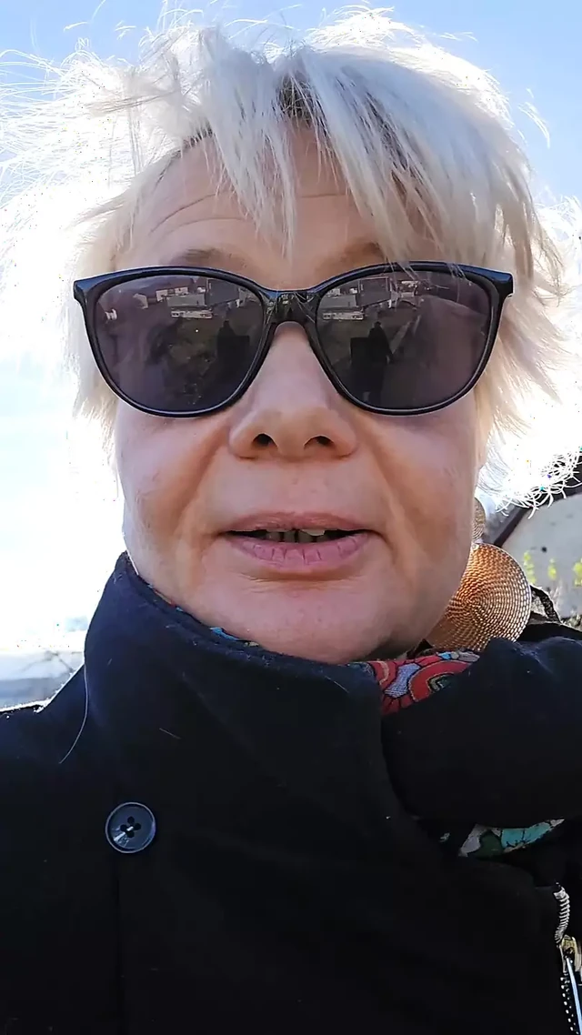 Милфа ищет член в деревне. Я нахожу ее в сарае, сосет, она трахает меня и опустошает ее на мое лицо