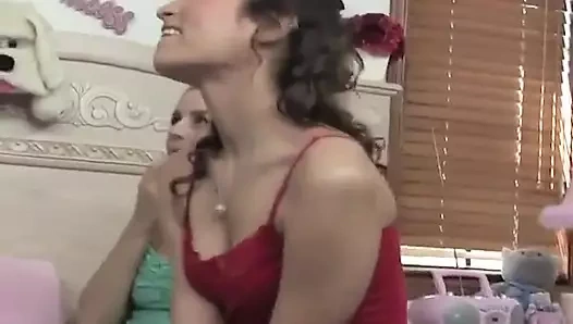 Muhteşem görünümlü ateşli genç kızlar sıkı göt deliklerini sert bir yarakla siktiriyor