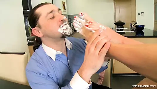 Aliz masturbates ve Haydi bir adam boşalmak üzerinde ona güzel ayaklar