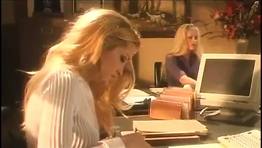 Esmer Taylor yarak emiyor ve göğüslerini ve yüzünü dölletiyor. taylor st claire, evan stone - sapık orta yaşlı seksi kadınlar