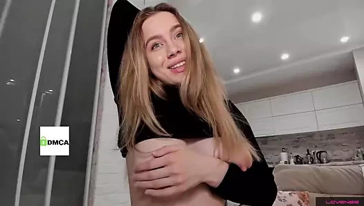 Sarışın barbi güzel büyük boobies kapalı gösterir