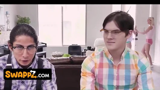 Sarışın Asyalı Alex Coal, Kenna James ve David Lee vahşi grup sikişinde