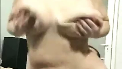 Busty kıllı anneanne seviyor horoz