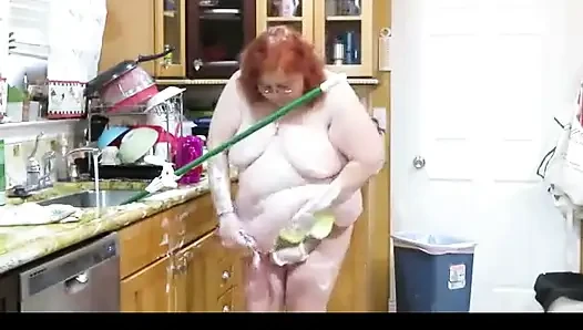 İstenilen video büyük şişman anne orta yaşlı seksi kadın onunla edepsizce konuşurken mutfağı süngeriyle temiziyor