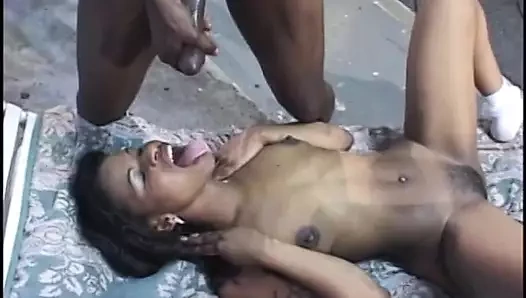 Zenci bal sert sikiliyor ve yüzüne boşalıyor