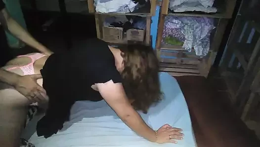 Kız arkadaşımın fahişesi domalarak sikişiyor