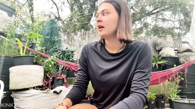 Bitkiye açık havada işeme, bahçede soyun ve çömelme