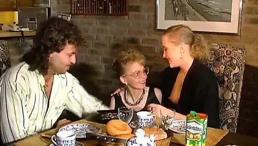 İki çarpıcı Alman hatun mutfak masasında dolu bir yarağı paylaşıyor