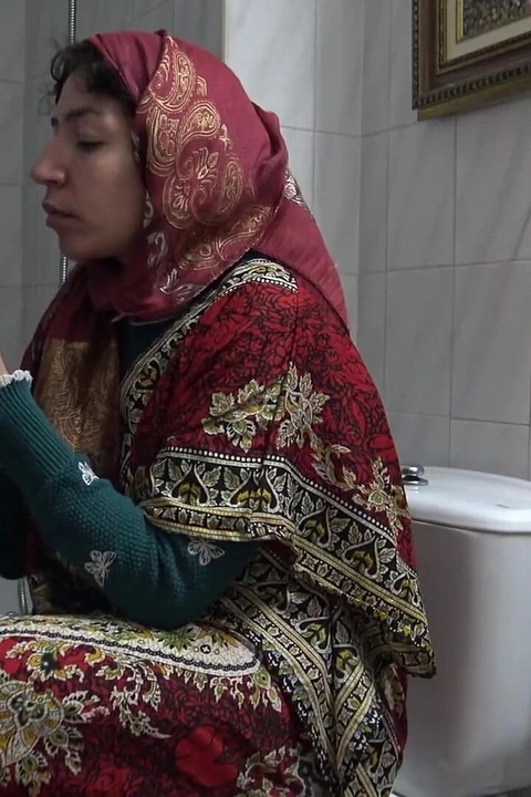 Курдская бабушка сосет, позволяет африканскому иммигранту кончить в ее зрелый рот