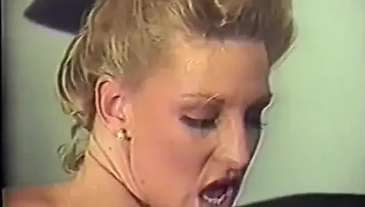 Seksi iç çamaşırlı şehvetli sürtükler birbirlerini parmaklıyor