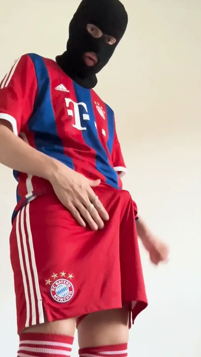 Azgın erkek kardeş futbol antrenmanından eve geliyor