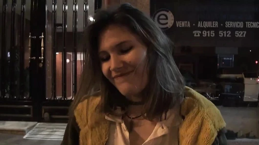 Minyon kız öğrenci canavar horoz yarışmasını geçmek istiyor