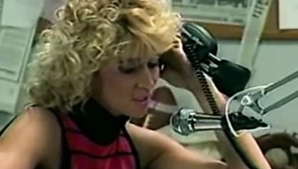 Seksi sarışın bebek dildoing ona kedi