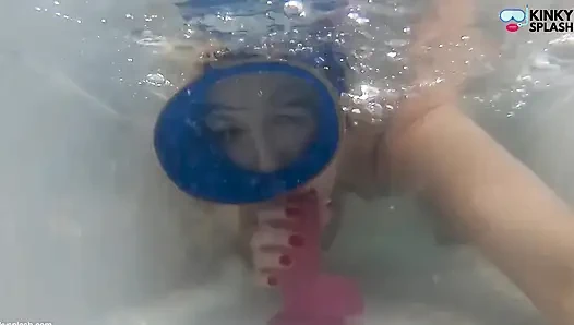 Lateks mayo ve dalış maskesi içinde vantuz dildo sakso