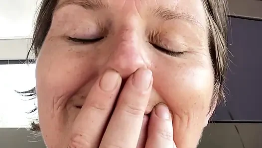 Üvey Anne Otobüsün Arkasında Kokulu Amıyla Oynuyor, Sonra Kokan Parmaklarını Kokluyor Ve Emiyor!