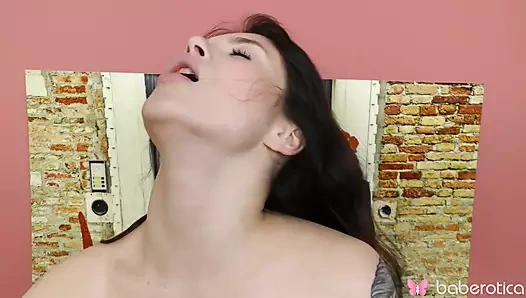 Yalnız ateşli kız Maya Stone ve Sonya Blake 4k'da ateşli lezbiyen eyleminde togethe.