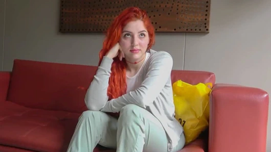 Masum kızıl saçlı latin sahte model oyuncu seçmelerinde kandırılıp sikiliyor