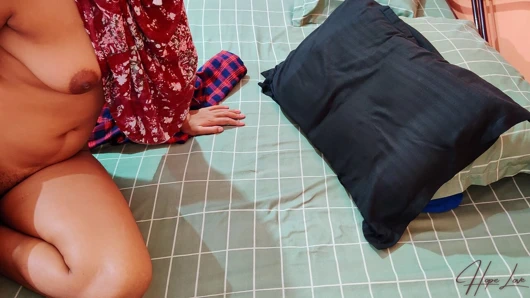 Güzel Asyalı Teyze Sevgilisini Yatağına Davet Ediyor.