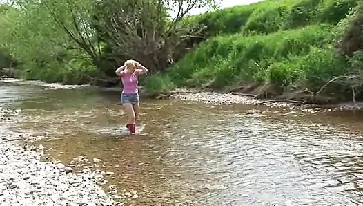 Çarpıcı sarışınla açık havada işiyor