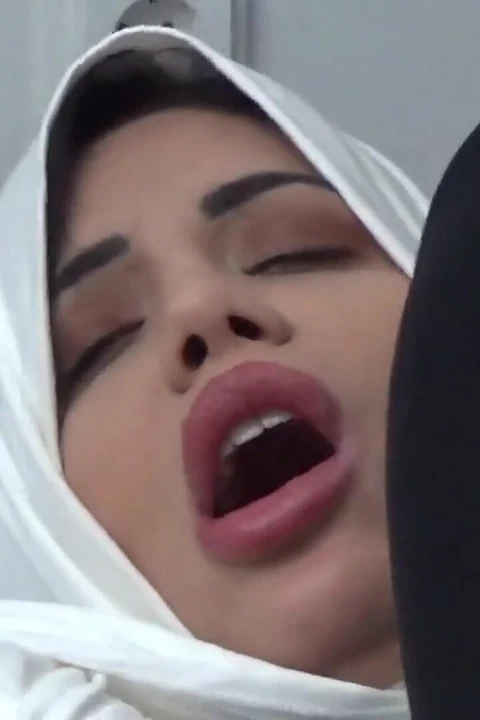 Моя сексуальная арабская мачеха мастурбирует передо мной, она такая сексуальная