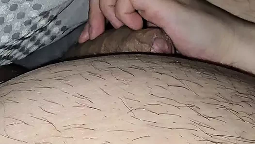 Üvey anne domine ediyor ve üvey oğlunun yarağının üstüne oturuyor