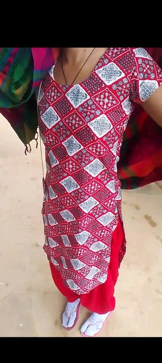 Ghar me jakar kiss kiya bhabhi Ko gao ke ladke ne