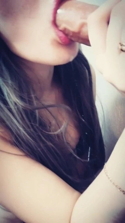 Шлюшка сосет дилдо