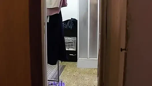 Hatun soyunuyor ve kapıdan eğiliyor