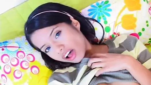 Latina genç oyuncaklar ona sıkı ıslak kedi