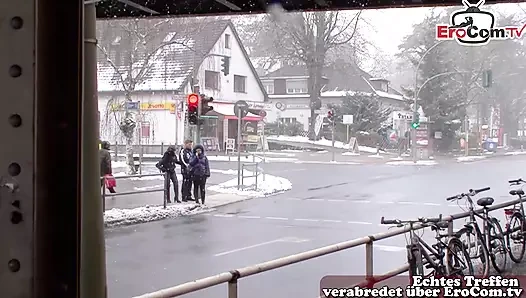 Berlin'de sokakta rol oynayan Alman çift